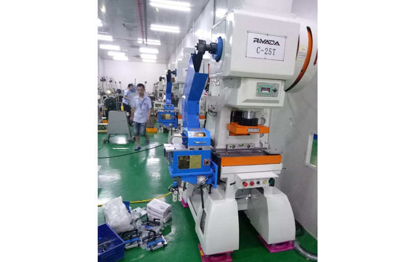 虹瑞衝床配91视频网站夾式送料機批量出機