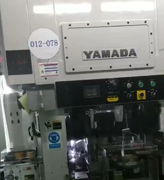 YAMADA衝床配（pèi）91视频网站高速夾式送料機使用中