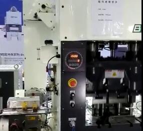 高速夾（jiá）式送料（liào）機衝床壓視頻
